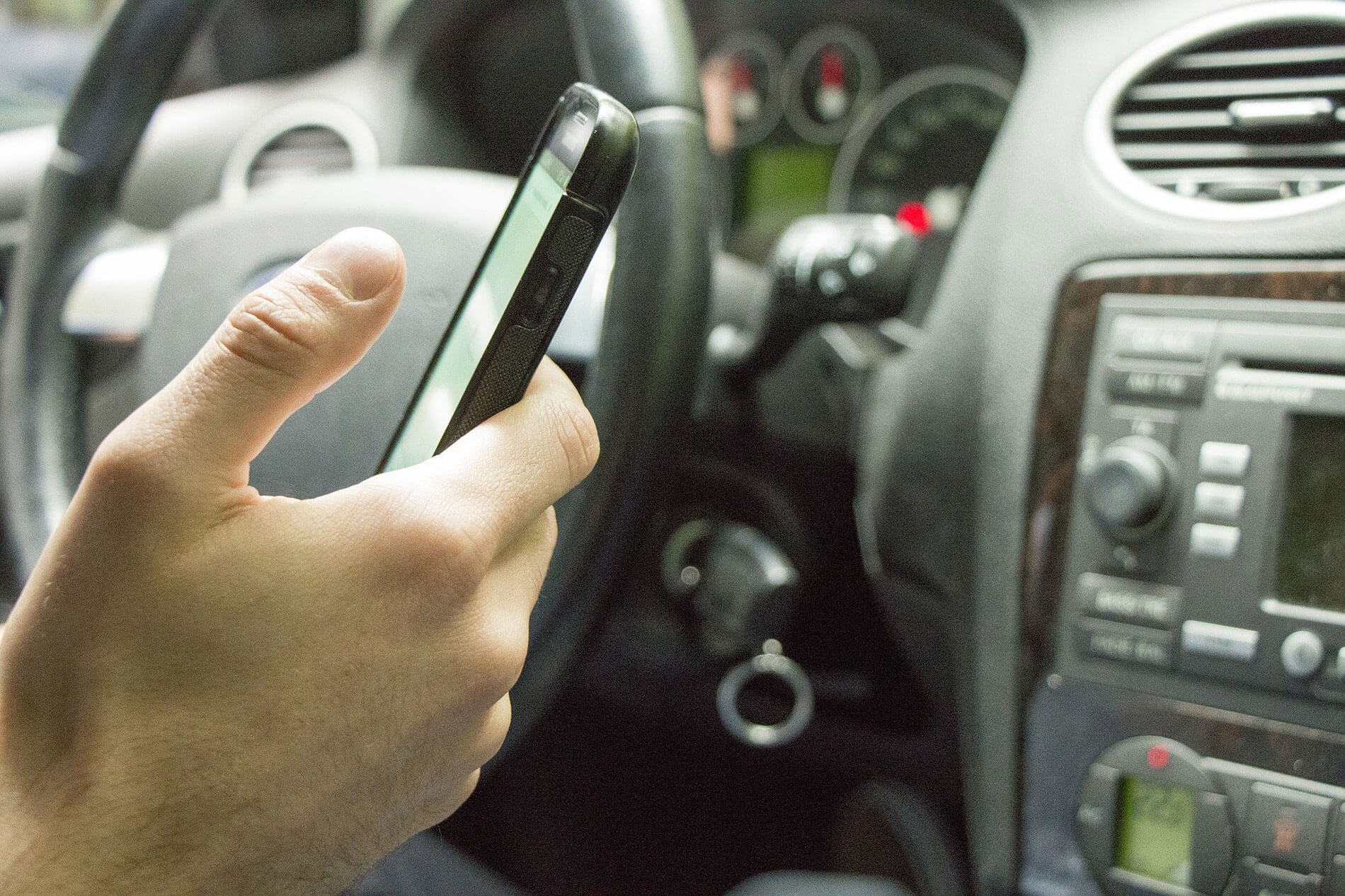 Controlling your car with your smartphone Fixter