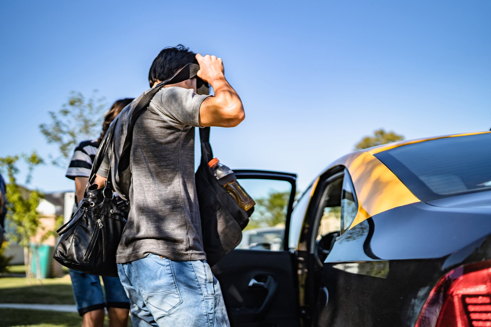 Emergency kit What items should I keep in my car at all times? Fixter