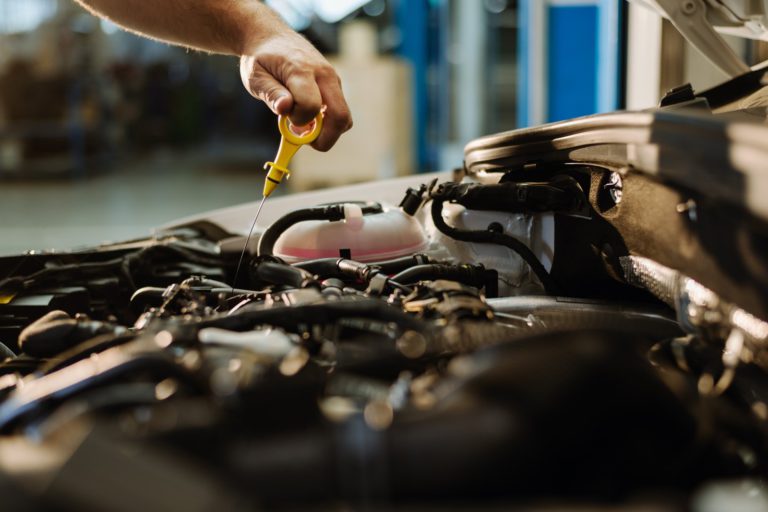 How to recognise engine oil leak